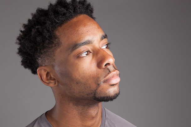 ελκυστική αφρο-αμερικανικό άνθρωπος που θέτουν σε στούντιο - Φωτογραφία, εικόνα