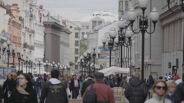 モスクワ - Jule 27: ジュール27、2019年にモスクワのオールド・アルバート通りに沿って人々を歩く, ロシア - 写真・画像