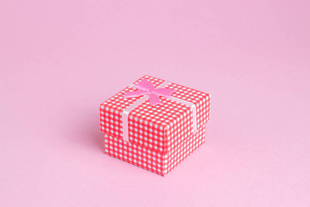 Gift box on a pink background. The idea for a postcard. - Fotó, kép