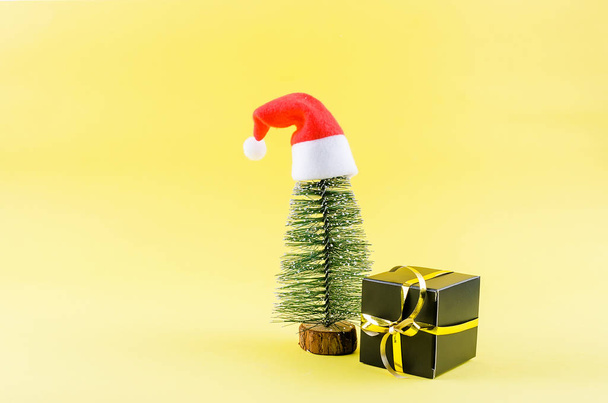 Christmas tree and gifts on yellow background - Foto, Imagem