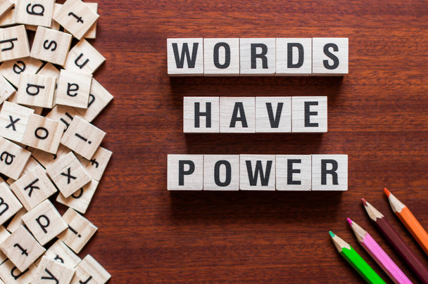 Las palabras tienen cubo de palabras de poder sobre fondo de madera, concepto de aprendizaje de inglés - Foto, imagen