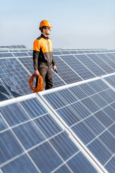 太陽光発電所の設備の整った労働者 - 写真・画像
