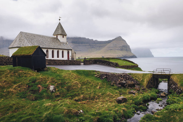 Kleine dorpskerk aan de kust van Vidareidi, Faeröer, Denemarken - Foto, afbeelding