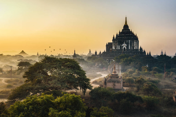 Scenic sunrise above thatbyinnyu temple in Bagan, Myanmar. - Foto, imagen