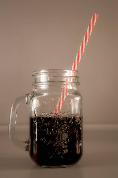 солодкий газований безалкогольний напій у склянці ізольований на сірому фоні
 - Фото, зображення