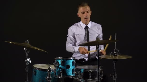 Mann spielt Schlagzeug - Filmmaterial, Video
