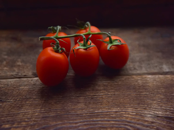 pomodori rossi maturi su un ramo verde
 - Foto, immagini