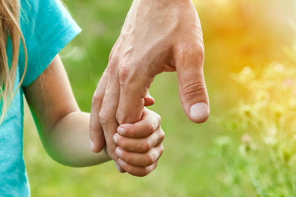 ręce rodzica i dziecka w naturze - Zdjęcie, obraz