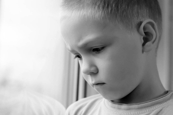 Θλιμμένο αγόρι στο παράθυρο, μοναξιά και κατάθλιψη - Φωτογραφία, εικόνα