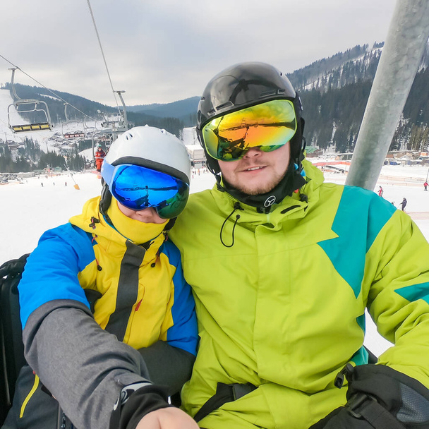 coppia prendere selfie in attrezzatura da sci mentre ascensore fino alla collina
 - Foto, immagini