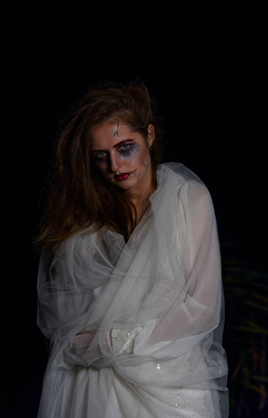 Жуткая мертвая невеста ночью в болоте. Хэллоуин
 - Фото, изображение