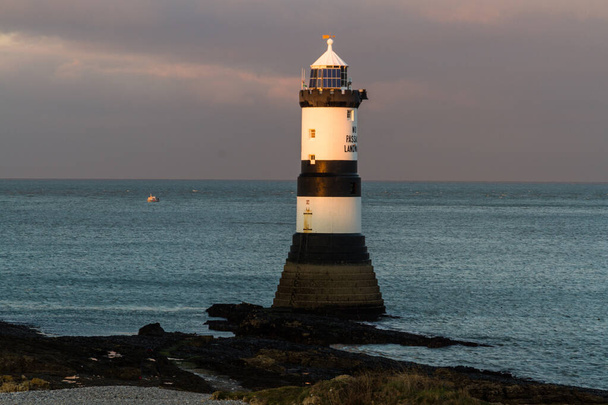 Penmon, pen Mon Lighthouse bij zonsondergang, gecentreerd, - Foto, afbeelding