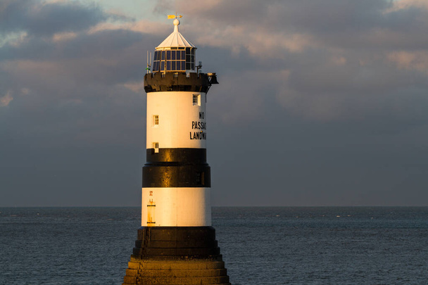 Penmon, pen Mon Lighthouse bij zonsondergang - Foto, afbeelding