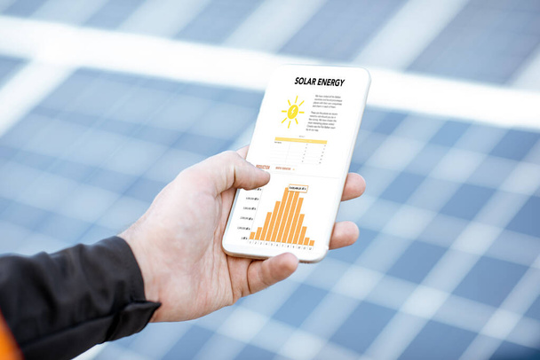 Dijital tabletle güneş enerjisi santralinin üretimini inceliyor - Fotoğraf, Görsel