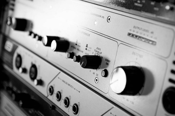 Стеллаж аудиокомпрессоров в студии звукозаписи
. - Фото, изображение