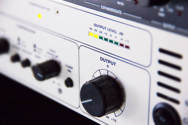 Un rack di compressori audio in uno studio di registrazione
. - Foto, immagini