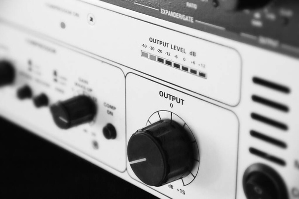 Um rack de compressores de áudio em um estúdio de gravação
. - Foto, Imagem