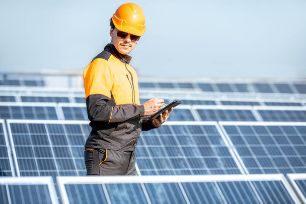 Inženýr servisní solární panel na elektrárně - Fotografie, Obrázek