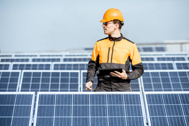 Inżynier serwisowania paneli słonecznych w elektrociepłowni - Zdjęcie, obraz