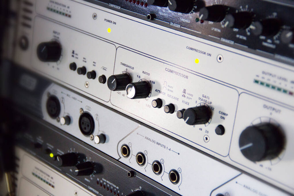 Un rack de compresseurs audio dans un studio d'enregistrement
. - Photo, image