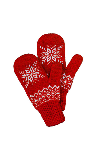 ζευγάρι κόκκινα πλεκτά γάντια με χριστουγεννιάτικο σχέδιο που απομονώνονται στις - Φωτογραφία, εικόνα