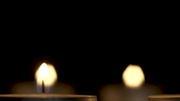 Le candele accese lentamente cavalcano in cerchio al buio
 - Filmati, video
