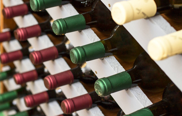wijnflessen op de wijnkelder plank - Foto, afbeelding