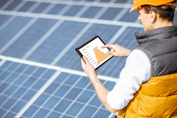 Produktion von Solarkraftwerk mit digitalem Tablet prüfen - Foto, Bild