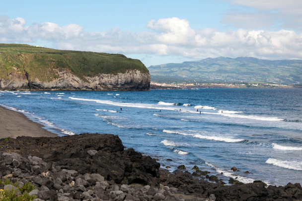 На острові Сан - Мігель (Португалія) на острові Санта - Барбара можна побачити прекрасну Морію. Ідеальне місце для серфінгу і бодісбордингу. - Фото, зображення