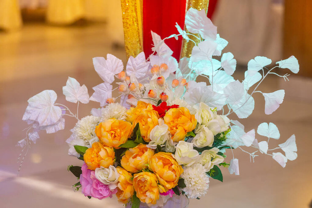 Жовта і біла рука зробила паперову квітку на весільному столі в Бангладеш.. - Фото, зображення
