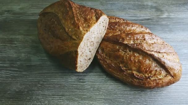 vrchní pohled na celý a půl podlouhlého pšeničného chleba s medem - Záběry, video