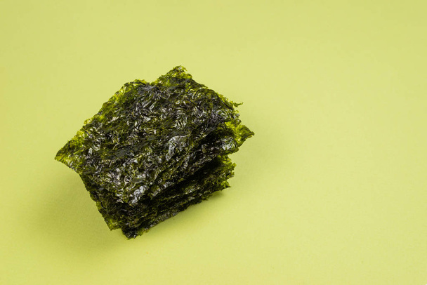 Nori-Algen auf grünem Hintergrund.  - Foto, Bild