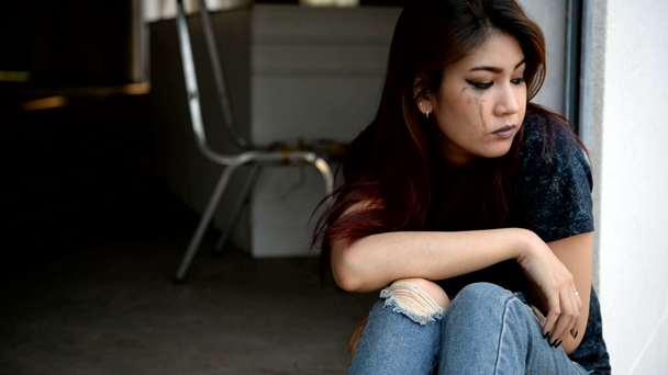 Üzgün Asyalı kadın, depresyon ve kalp kırıklığı konsepti - Video, Çekim