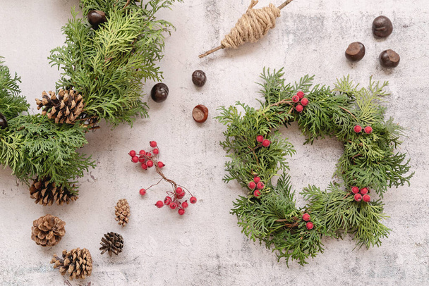 DIY christmas wreath making top view on wooden background - Foto, Imagem