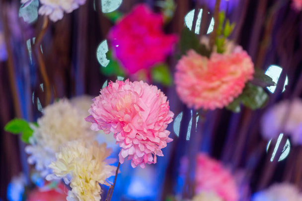 Kézzel készített papír virág bot és színes világítás. - Fotó, kép
