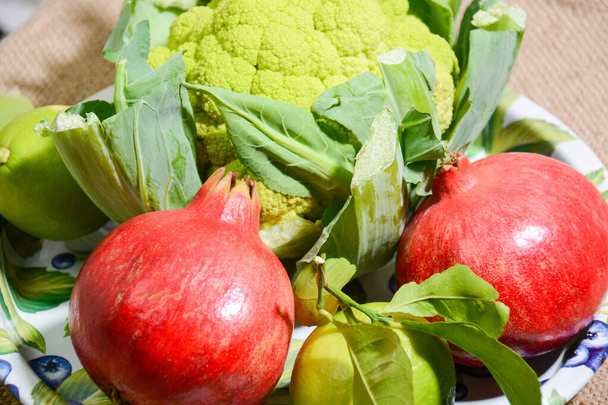 Їстівні овочі та зимові фрукти - Фото, зображення