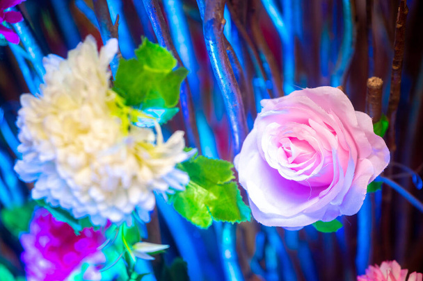 Χειροποίητο λουλούδι από χαρτί και πολύχρωμο φωτισμό. - Φωτογραφία, εικόνα