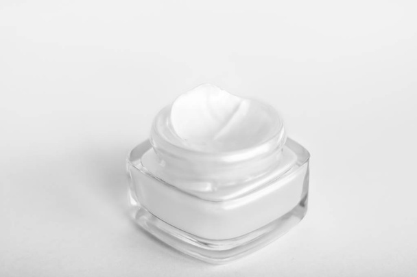 Frasco hidratante de creme facial sobre fundo branco, esqui hidratante
 - Foto, Imagem
