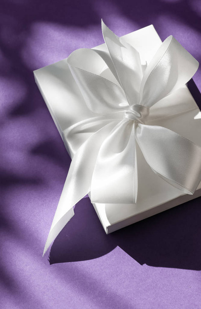 Luxusní prázdninový Dárkový box s hedvábnou stuhou a luk na fialové - Fotografie, Obrázek