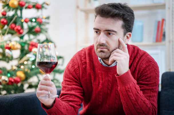 einsamer Mann feiert Weihnachten und trinkt allein - Foto, Bild