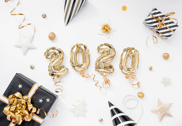 Šťastný Nový rok2020. Zlatá fólie balónky číslo 2020 na bílém pozadí s dárky - Fotografie, Obrázek