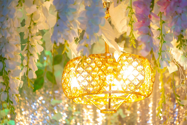 Handgemaakte papieren bloem en decoratieve verlichting, bruiloft decoratie fase in Bangladesh. - Foto, afbeelding