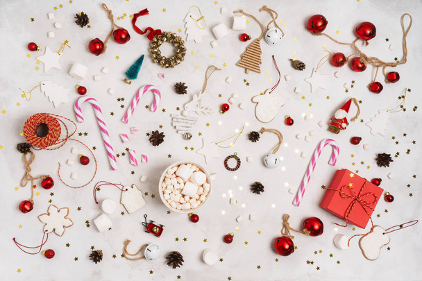 Noel ya da Yeni Yıl 'ın üst düzey dekorları, paketlenmiş hediye kutuları, zencefilli kurabiyeler, geleneksel dekorasyon oyuncakları, beyaz arka planda toplar. Sancak, şablon, çerçeve. - Fotoğraf, Görsel