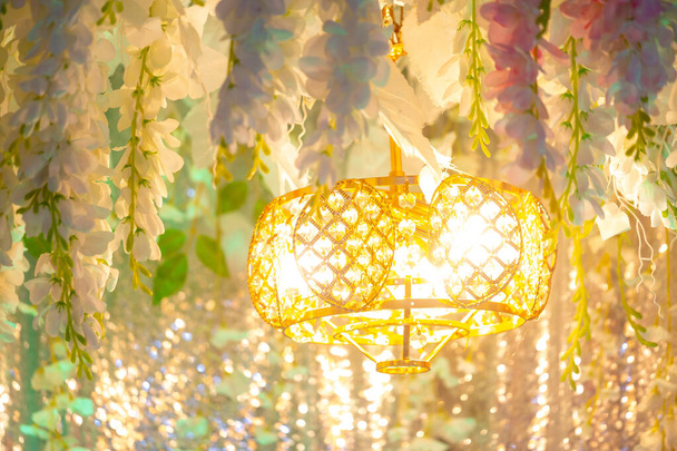 Ręcznie robione kwiaty papieru i dekoracyjne oświetlenie, Scena dekoracji ślubnej w Bangladeszu. - Zdjęcie, obraz