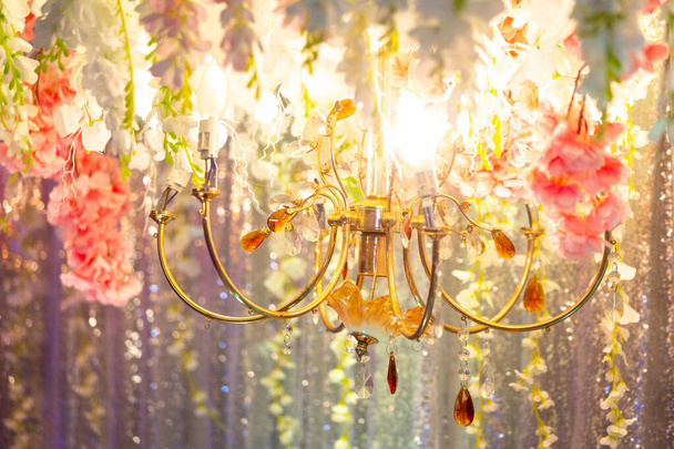 handgemachte Papierblume und dekorative Beleuchtung, Hochzeitsdekoration Bühne in bangladesh. - Foto, Bild