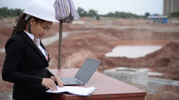 Engineer woman working at building project site  - Séquence, vidéo