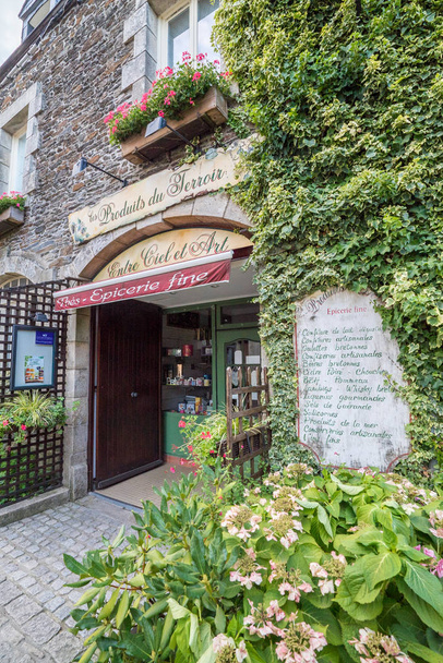  dettaglio veduta dell'architettura storica e degli edifici nel pittoresco villaggio francese di Rochefort-en-Terre in Bretagna
 - Foto, immagini