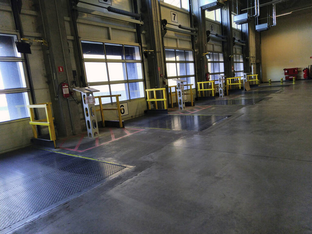 nakládací rampy pro nákladní vozidla ve skladu, úhlový pohled - Fotografie, Obrázek