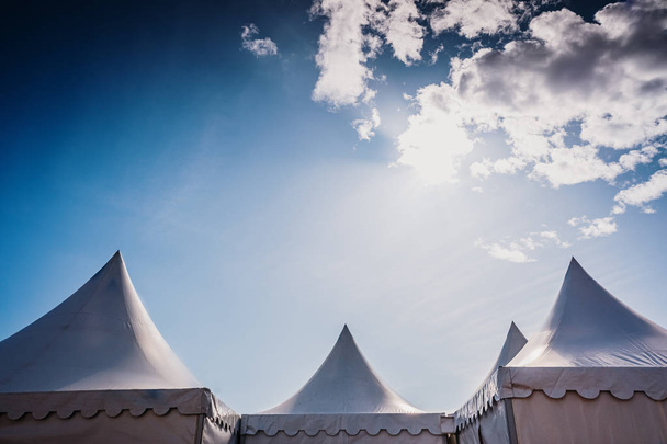 Huiput kolme pyramidin valkoinen teltat ja sininen taivas tausta wit
 - Valokuva, kuva