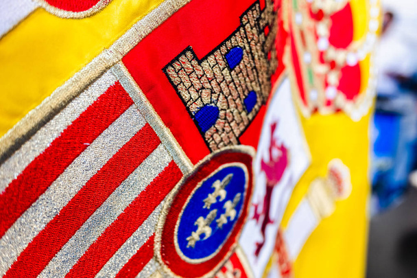 Зняття корони іспанського прапора, макрос королівського де - Фото, зображення